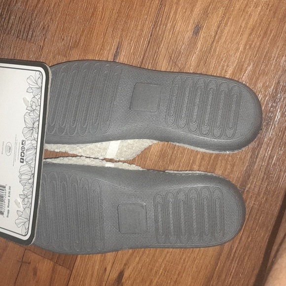 Laura Ashley Women's Memory Foam Slippers size 6/7 - Picture 2 of 3